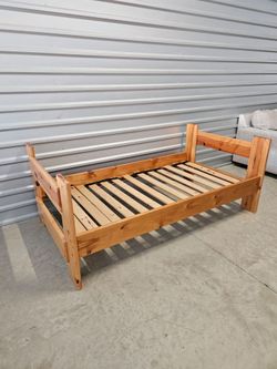 Twin 🔥 Bed Frame and Slat Only 🛌 (Delivery Available) 🚚