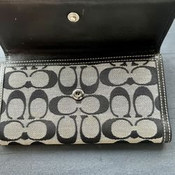 Signature COACH Trifold Wallet 