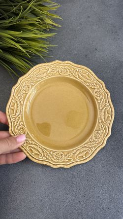 Vintage-Inspired Tan Ceramic Dinner Plate