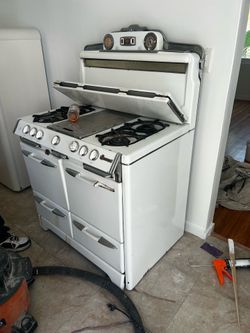 Vintage O’Keefe and Merritt Stove