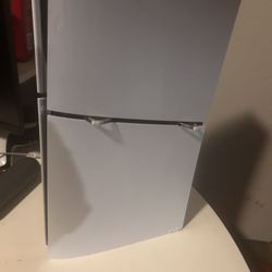 Good as new Ps5 with remote and power cable as well as hdmi cable