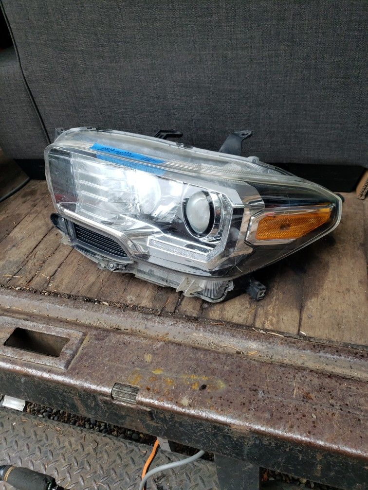 TOYOTA TACOMA HEADLIGHT  LEFT DRIVER SIDE OEM. 