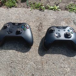!! 2 Xbox  Controllers  No Batteries 