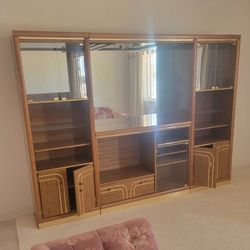 Mueble en muy buenas condiciones como nuevo con llave ...Tiene para copas arriva para una barra                  e
