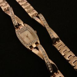 Beautiful 7” Rose Gold Watch Set And Matching Bracelet with Sparkly Rhinestones 