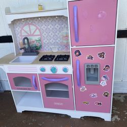 Girl’s Kitchen !  Good Condition!$30