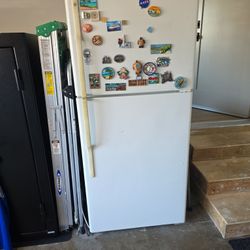 GE Refrigerator 18cf 