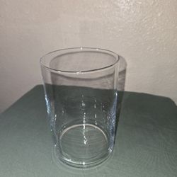 ✨ Florero Cilíndrico de Vidrio - Boca Ancha este florero de vidrio cristalino. Su diseño de boca ancha lo hace ideal para ramos con más 15 cm x 10 cm
