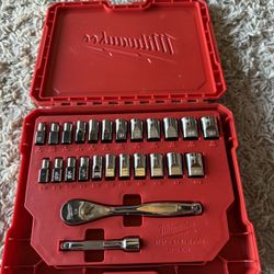 Milwaukee 1/4 in. Drive SAE/Metric Ratchet and Socket Mechanics Tool Set 25-Pcs