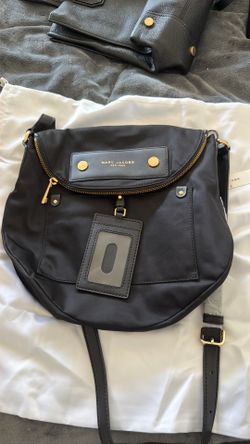 This Marc Jacobs Preppy Nylon Natasha crossbody bag features a signature branded front flap pocket and a dedicated ID window.