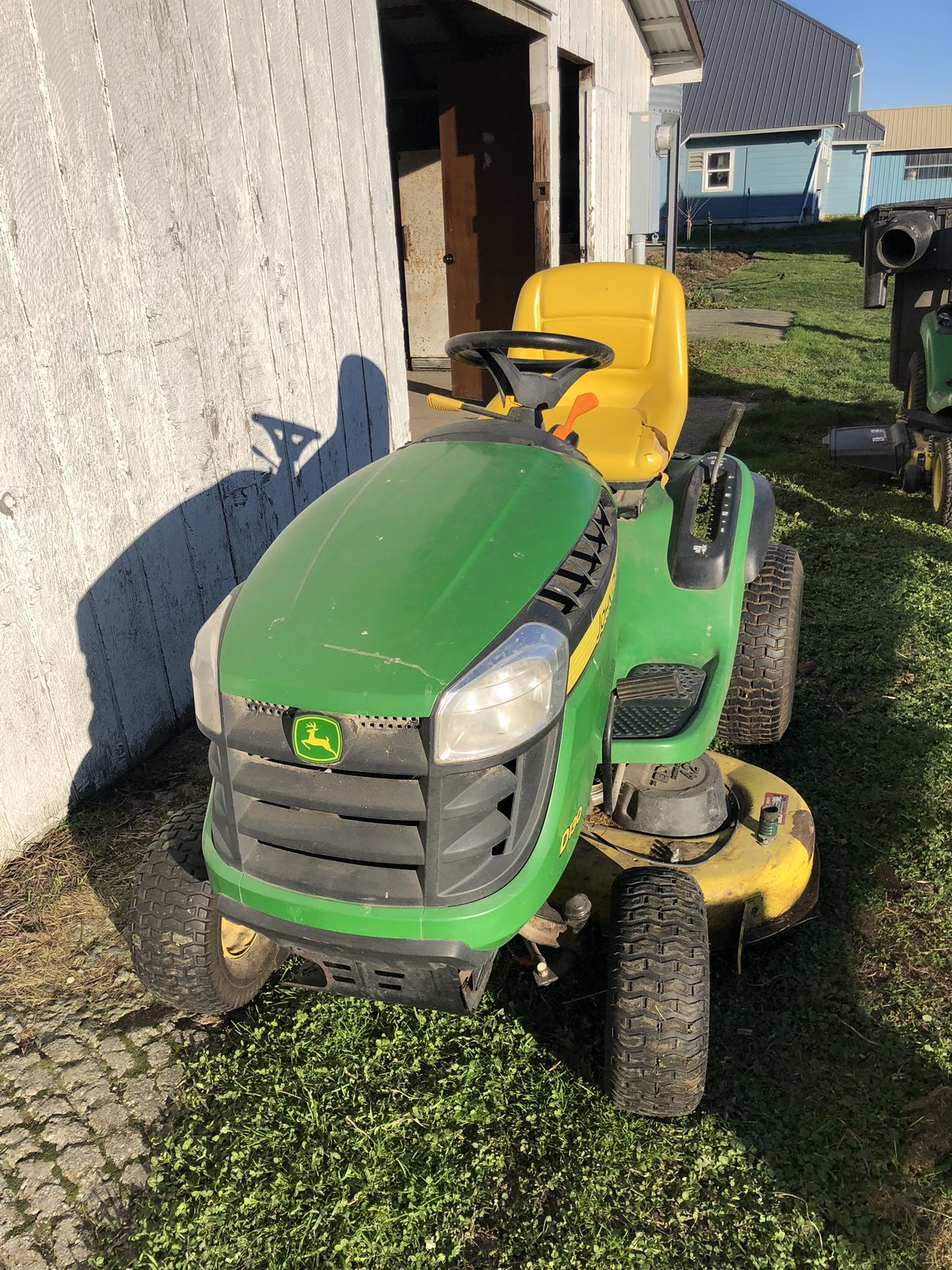 John Deere D130 Riding Lawn Mower & Trailer for Sale in Mount Vernon