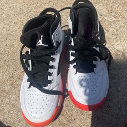 Jordan Mars 270 GS 'White Hyper Violet'