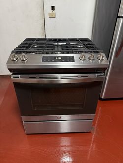 GE 5-burner gas stove in perfect working condition. Delivery and installation available with a 3-month warranty.