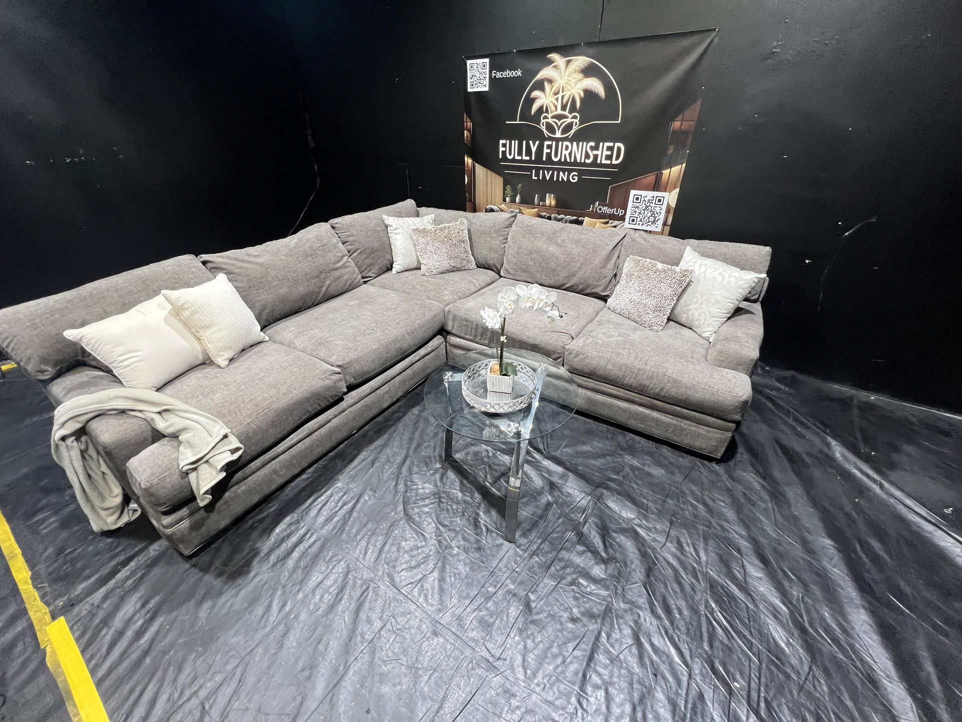 Sectional/couch/sofa, Cindy Crawford,grey/green, Measures117x117, Pickup Tampa, Delivery Available 