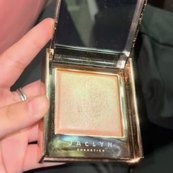 makeup (highlighter)