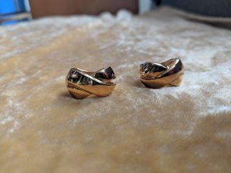 Gold Christian Dior gold clip on earring excellent cond.