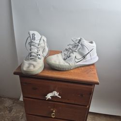 Nike Mens Kyrie Flytrap 4 White Metallic Silver Shoes Sneaker Size 10