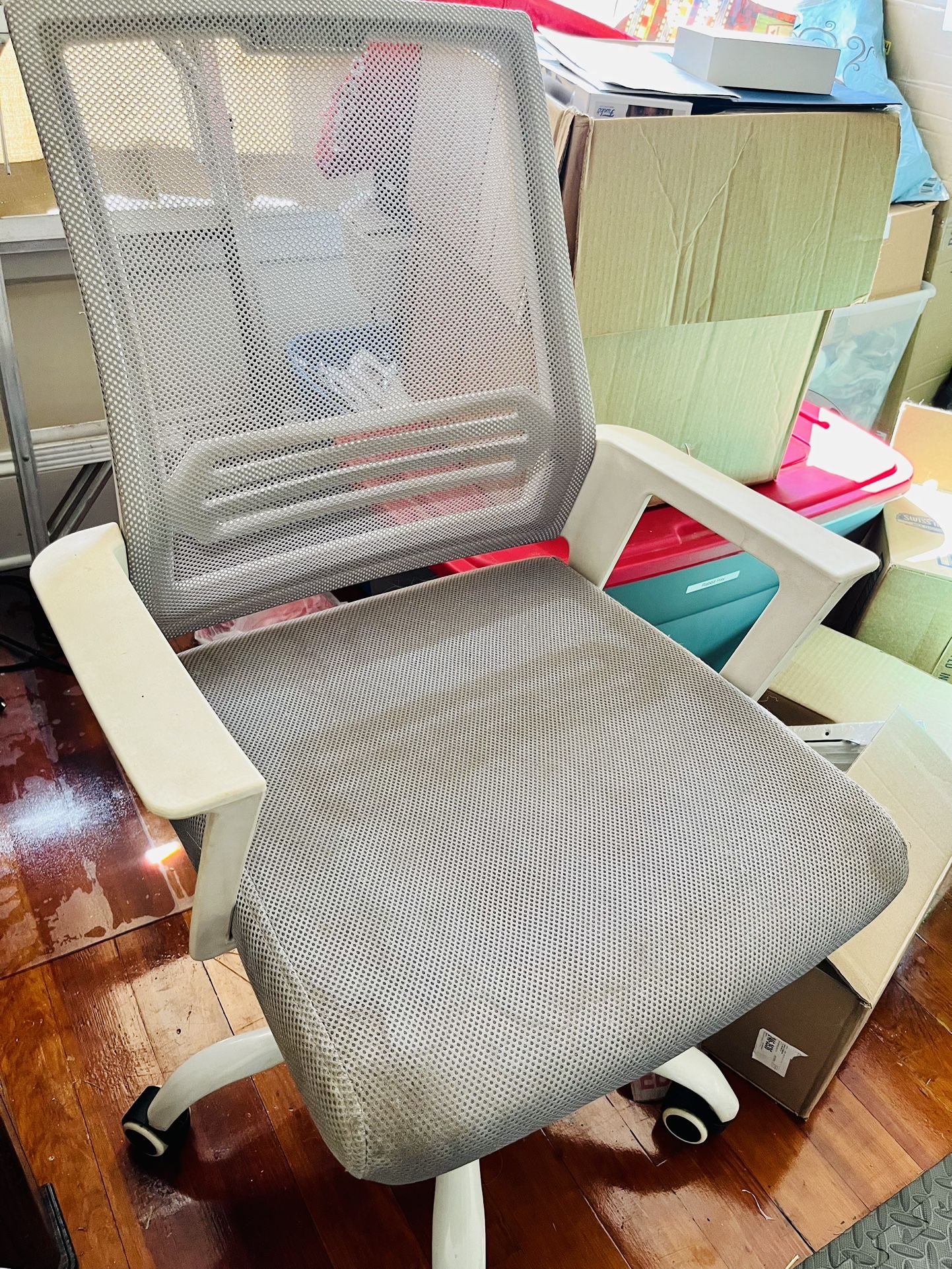 Used White Rolling Computer Chair 