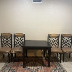 Dinning Table With Extension On Both Sides And 4 Chairs