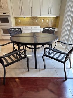 Outdoor patio table must sell immediately