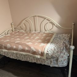 Day Bed/Trundle Bed
