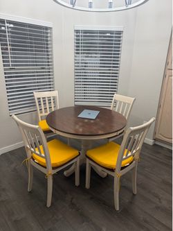 Round Farmhouse Dining Table + 4 Chairs w/ Yellow Cushions – Excellent Condition