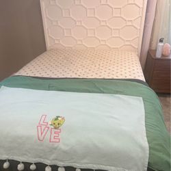 Bed And Dressing Table With Drawers 