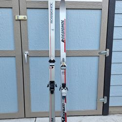 Snow skiis