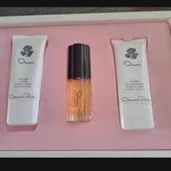 Oscar De La Renta Gift Set  EDT Spray .25 fl oz, 1 oz Body Lotion & 1 oz Body Bath 