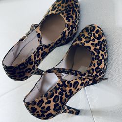 WOMEN’S FASHION HEEL Size 6.5  Width Medium