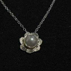 Sterling Silver Necklace. Pearl Flower Pendant 