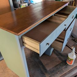 Desk With Wall Mount Shelves. 