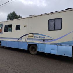 R V .....GULFSTREAM MOTOR HOME