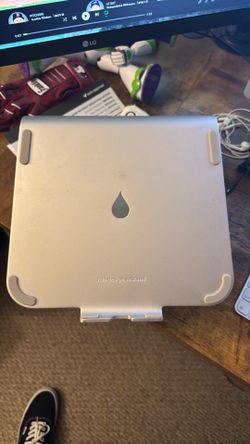 Laptop stand