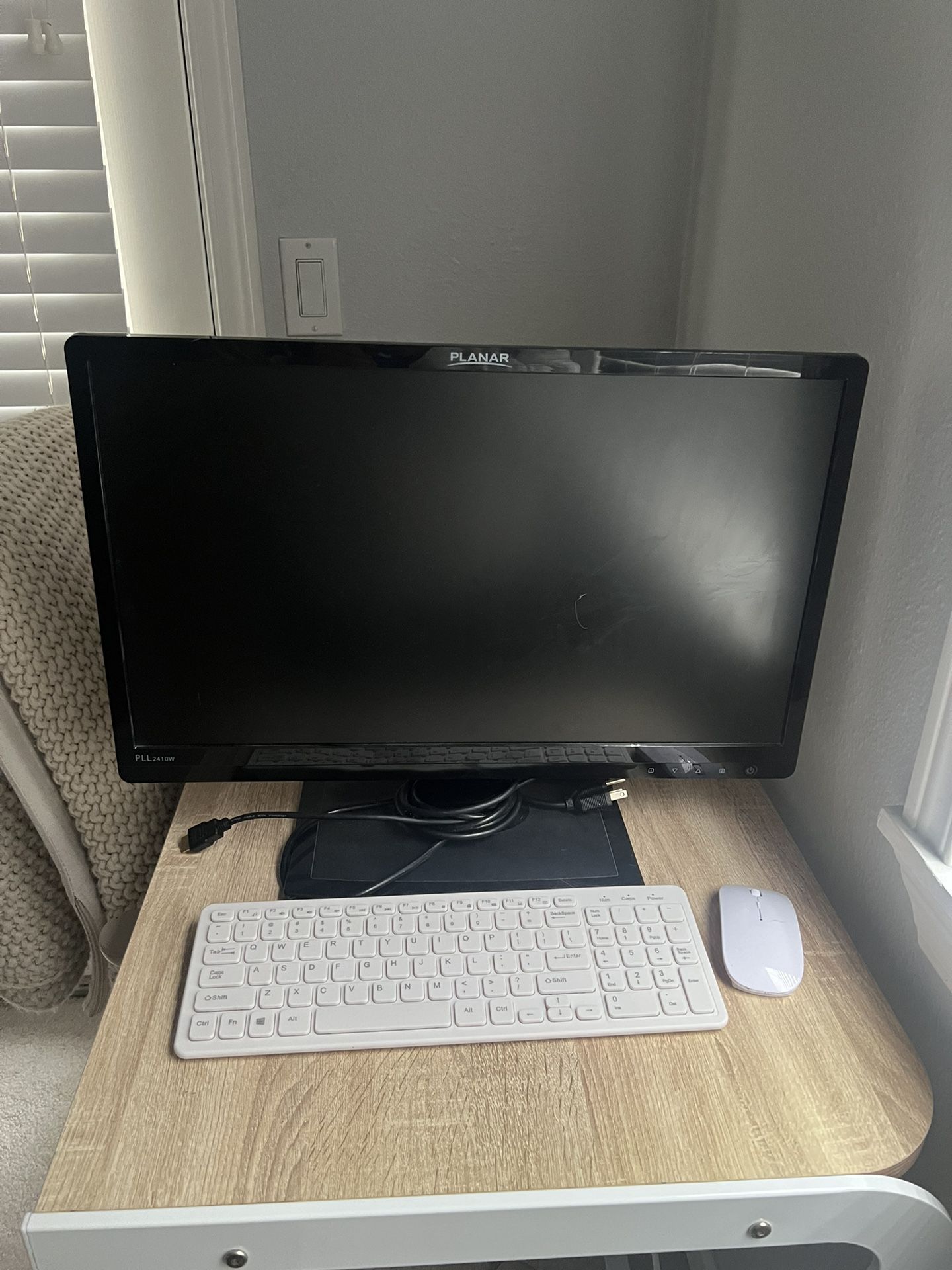 Planar Monitor And Wireless Keyboard And Mouse