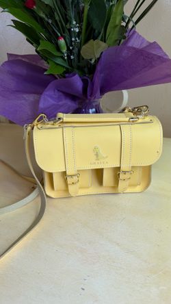 Grafea leather crossbady satchel in pastel yellow whith a small dinosaur logo