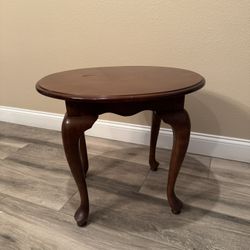 Round accent table 