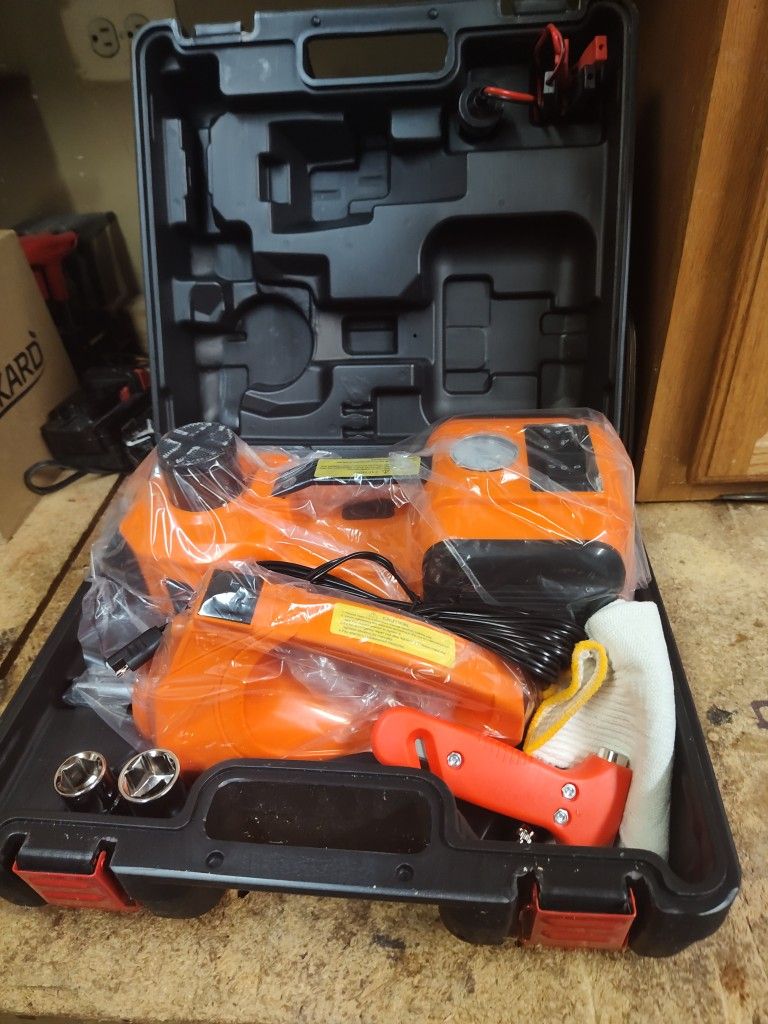 Automatic Electric Hydraulic Jack Brand New Still In The Box Comes With Parole To Take A Look That's All