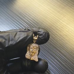10K DIAMOND JESUS PENDANT 