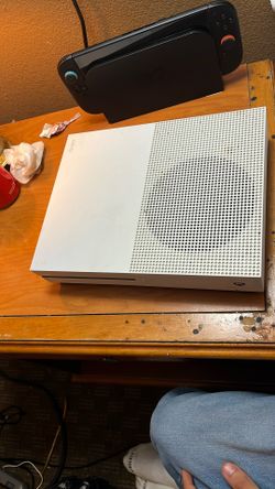 Xbox 1s works Perfect All Cords And Controller Included