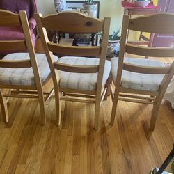 4 Chairs And Wooden Table In Good Condition 