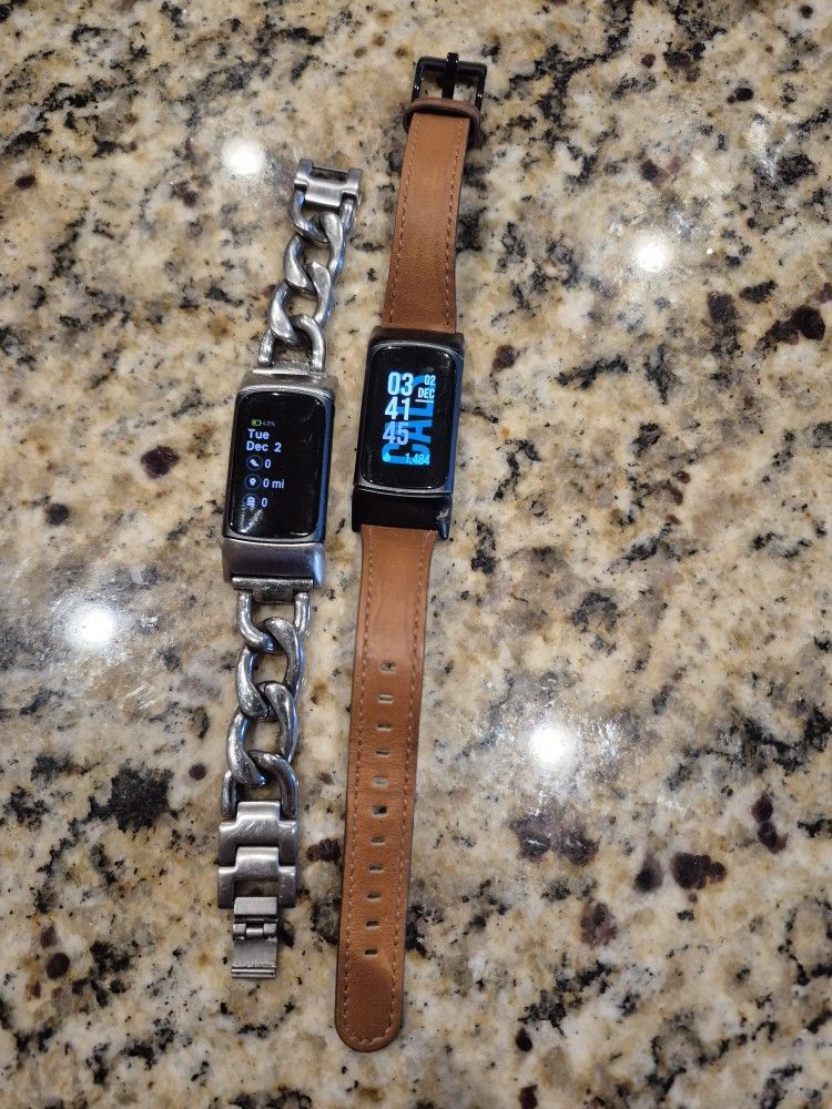 2 FITBIT CHARGE 5 Watches