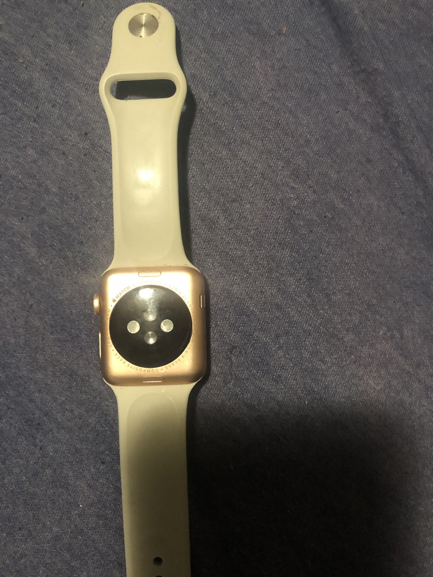 Apple Watch series 3 comes with Charger as well