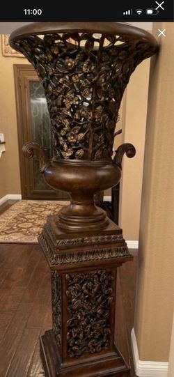 Elegant vase with stand
