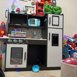 Play kitchen For Sale! Like New!!