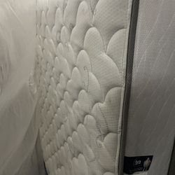 Queen Simmons beauty rest  Mattress with Box springs. Must go this week. Thick