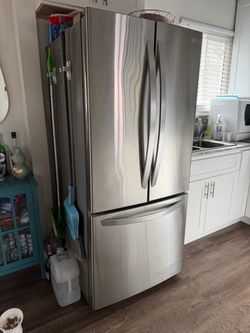2021 LG 30" French Door Fridge - Clean Condition (Needs Repair / Compressor)