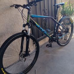 LIKE NEW BIKE GT EXPERT OUTPOST TIRES SIZE 27.5 TIRES MAXXIS FRAME SIZE LARGER DISC BRAKES 