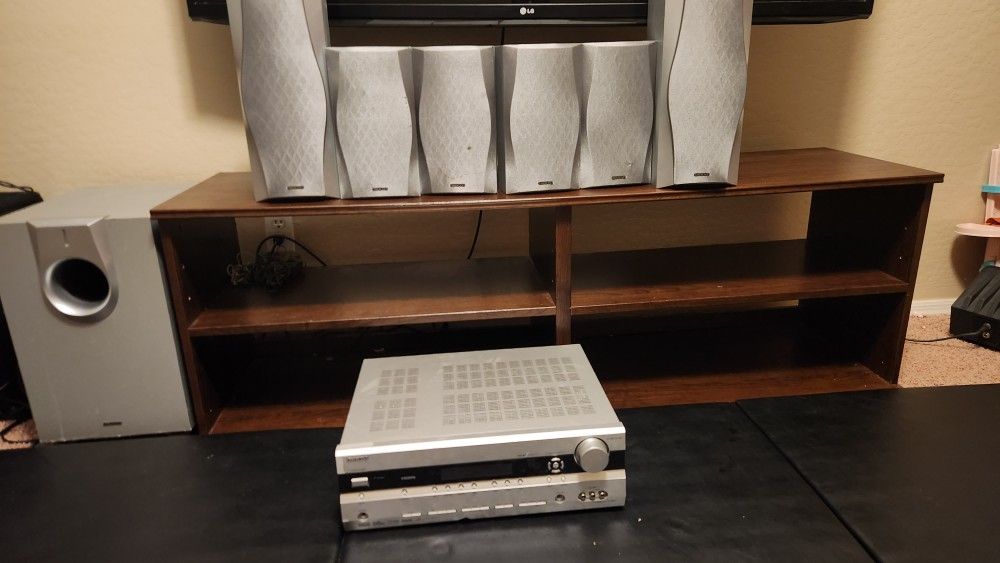 Onkyo 7.1 HT-R560 Sound System 6 Speakers + 1 Subwoofer