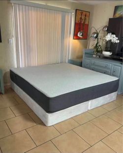 VERY NICE LIKE NEW KING SIZE CASPER MATTRESS AND BOXSPRINGS FOR SALE! IN EXCELLENT CONDITION, FREE DELIVERY